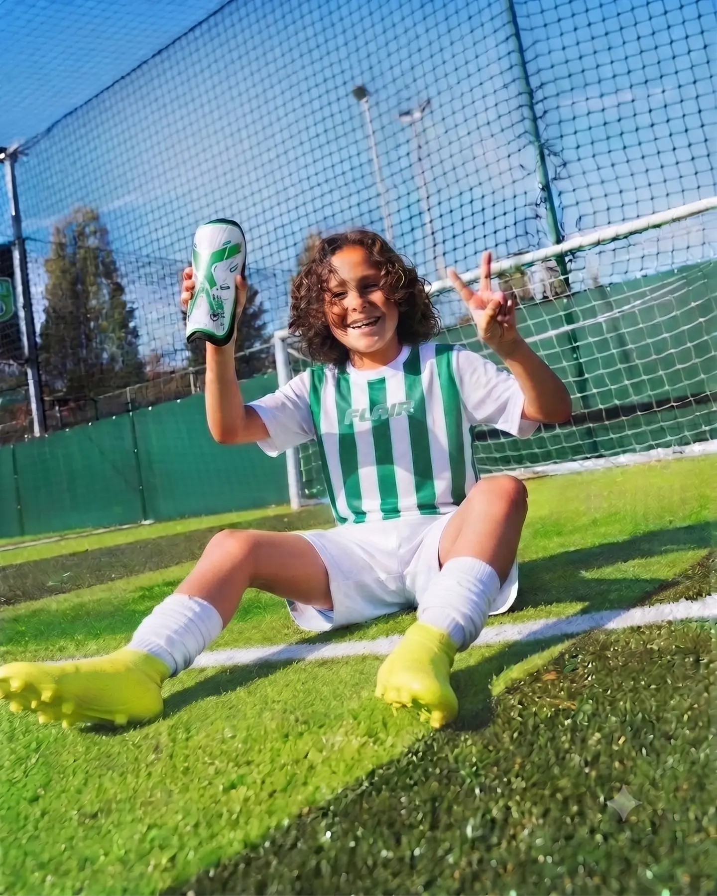 Jugador con espinilleras personalizadas Fut Protec — escudo y colores del club